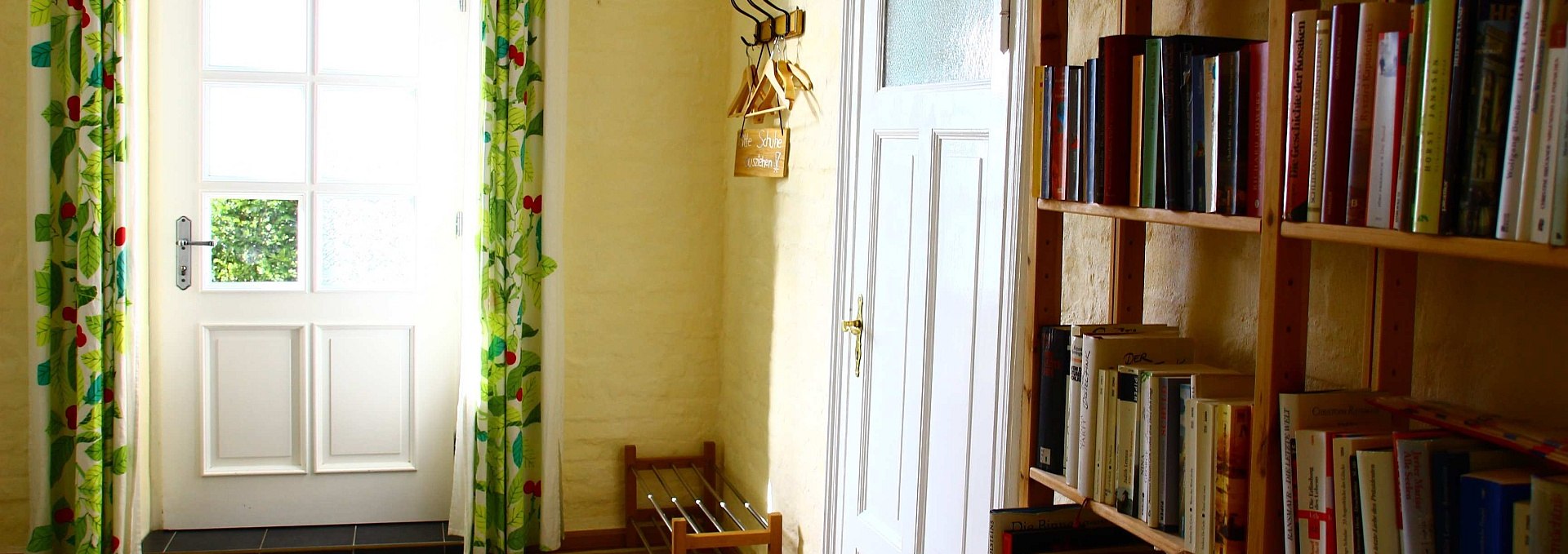 Entrance area with bookshelf, © Andrea Keil