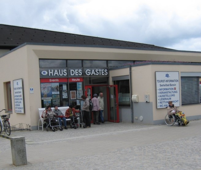 Directly at the pier in Bansin, the "Haus des Gastes" provides information about the place., © TMV/Klüber