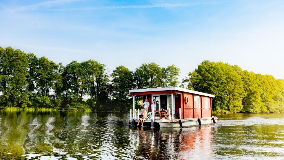 Travelling with the BunBo on the Müritz Arm in the Mecklenburg Lake District, © TMV/Kirchgessner