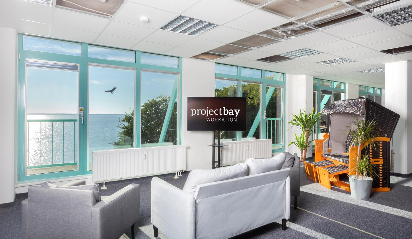 Lounge area with panoramic views of the sea, ideal for relaxed breaks or informal meetings., © Project Bay