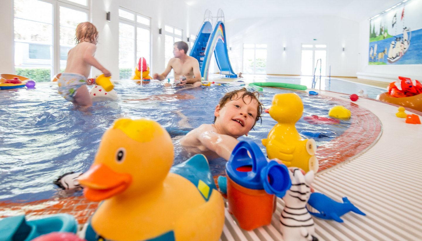 With the water slide, countless squeaking ducks, watering cans, buckets and co. there is always plenty to do in the toddler pool., © Wonnemar Wismar