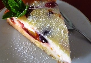 In the idyllic garden we offer you daily homemade cakes as well as pies, coffee and herbal tea, © Blumencafé Rügen