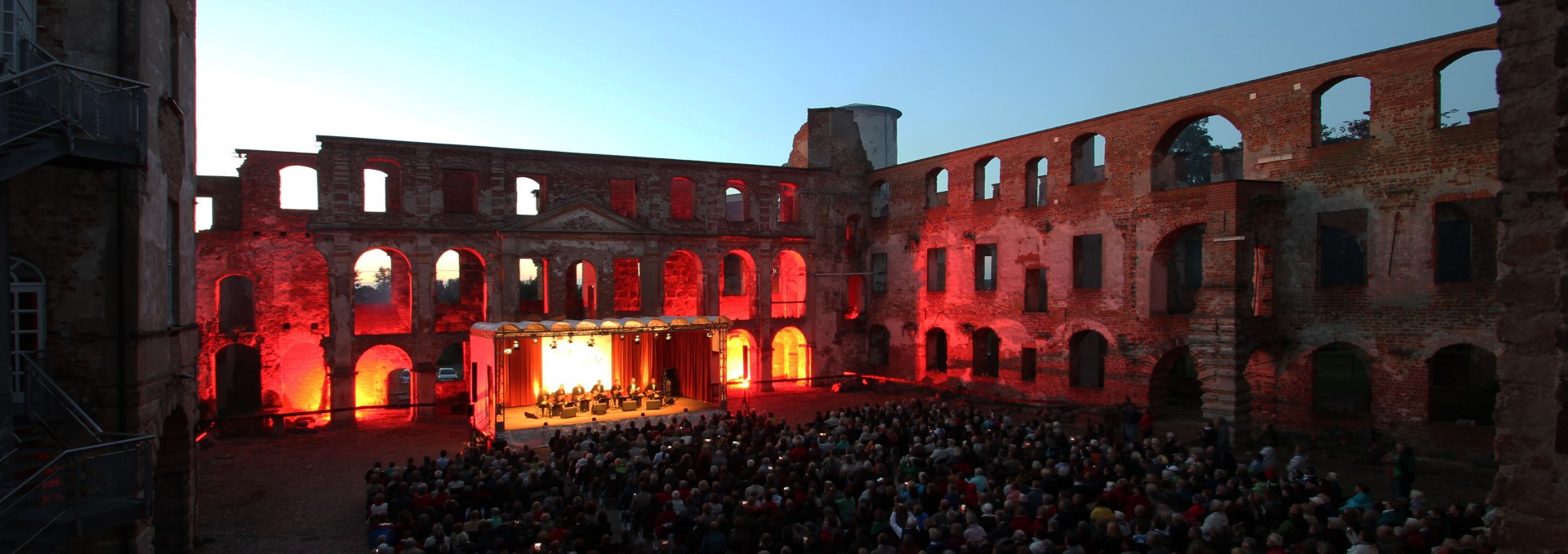 Impressive scenery in the castle courtyard, © M. Kiauka