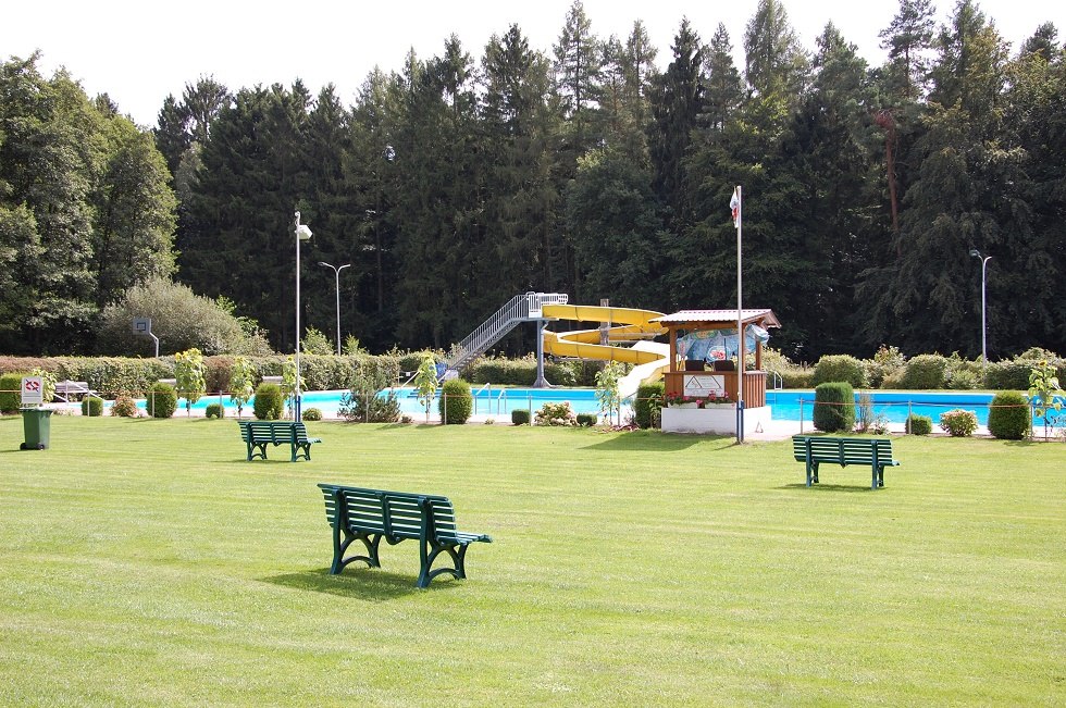 Sunbathing lawn and benches are available to visitors, © Gabriele Skorupski