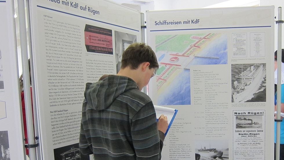 Pupils with working materials in the exhibition "Prora - more than just a beautiful beach, 1933-1946" - Pedagogical offers for exhibitions, © Archiv PRORA-ZENTRUM