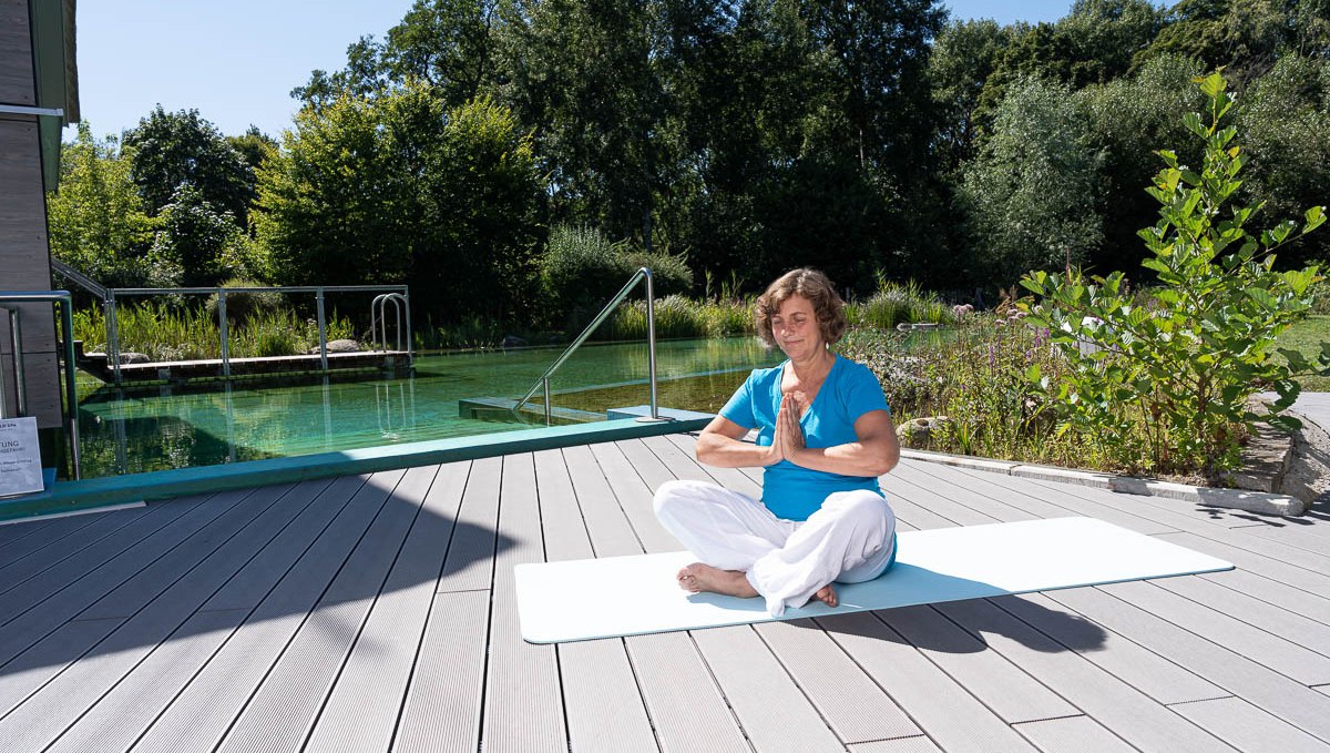 Yoga teacher at the WALD SPA at BEECH Resort Plauer See, © BEECH Resort Plauer See