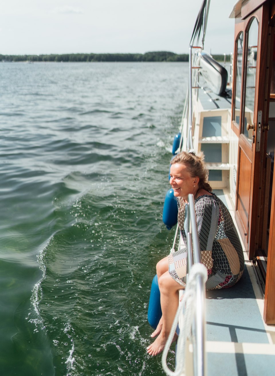 In the heat, you can dangle your feet in the water from the houseboat., © TMV/Petermann