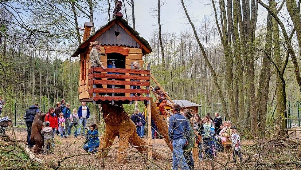 A witch's cottage depicted on an eagle's foot enriches the play options in the park, © BÄRENWALD Müritz/Sabine Vielmo