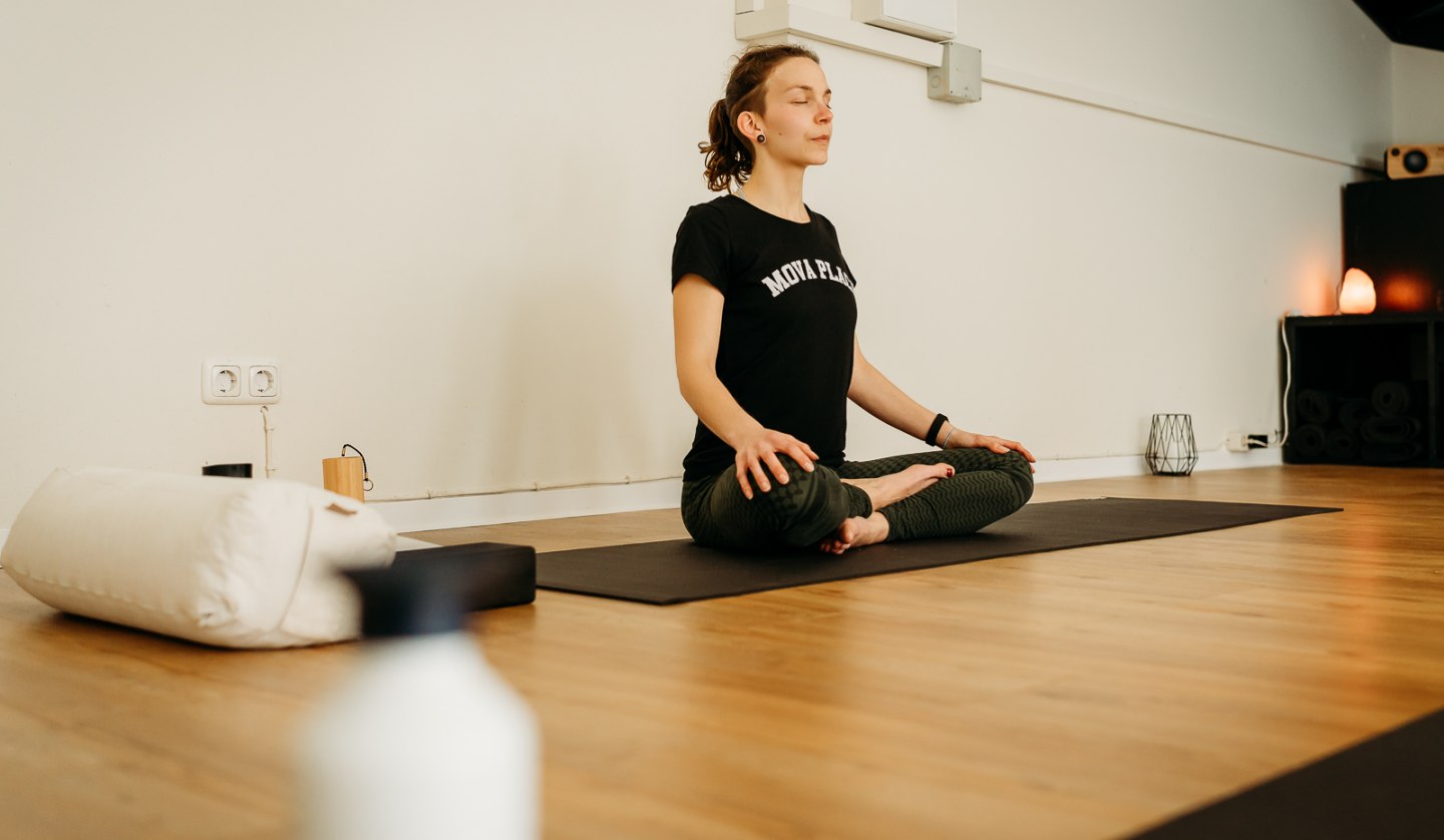 A woman named Josephine does yoga at MOVA PLACE - Yoga & Co. Studio, © Rügenlinse