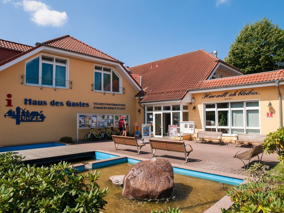 The building of the Tourismus- und Kur GmbH Graal-Müritz including yard in front of it., © Frank Burger