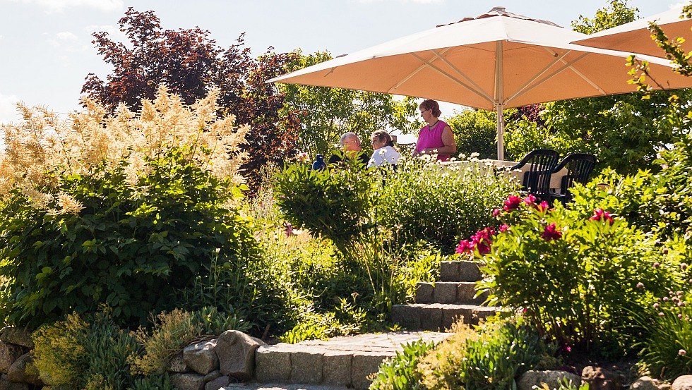 Guests having breakfast on the sunny terrace by the house, © Gutshaus Barkow