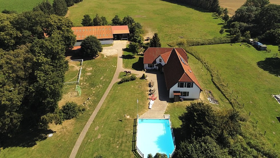 Kinderhotel including indoor riding arena and paddock, © Alte Schule Barlin