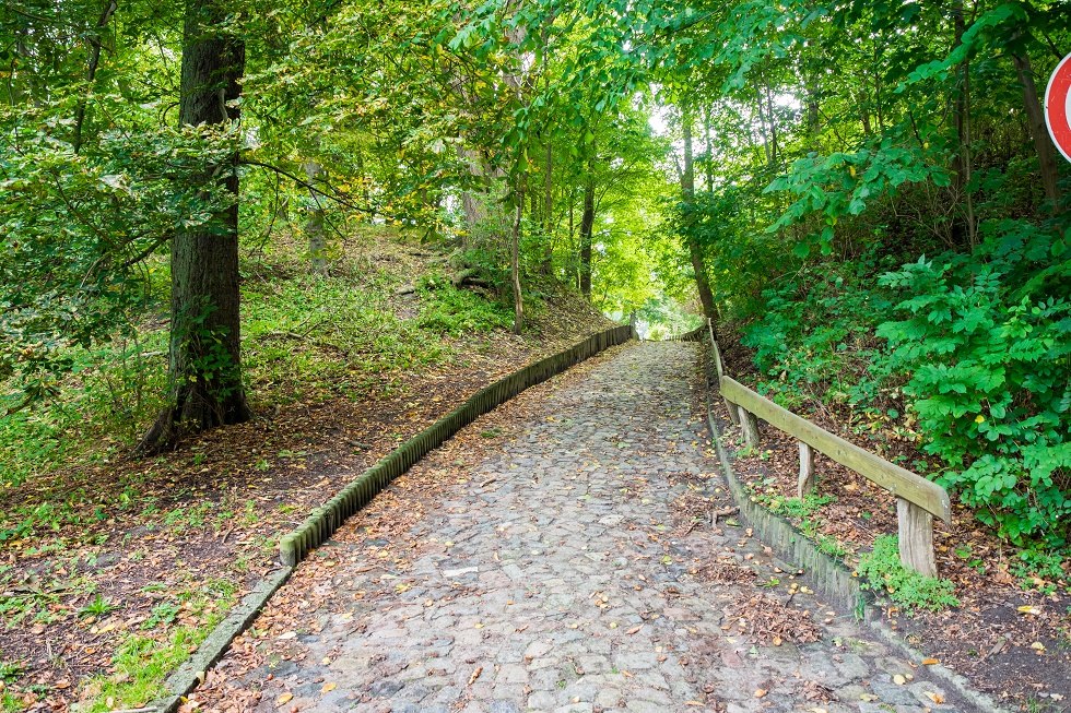 The way up to the castle wall leads to the cemetery., © Frank Burger