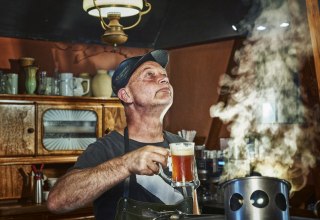 The master brewer enjoying his work., © TMV/pocha.de