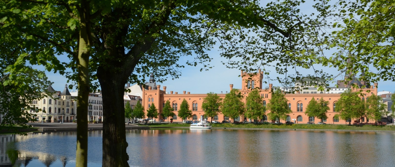 View from the promenade over the Pfaffenteich in Schwerin, © Tourismusverband Mecklenburg-Schwerin