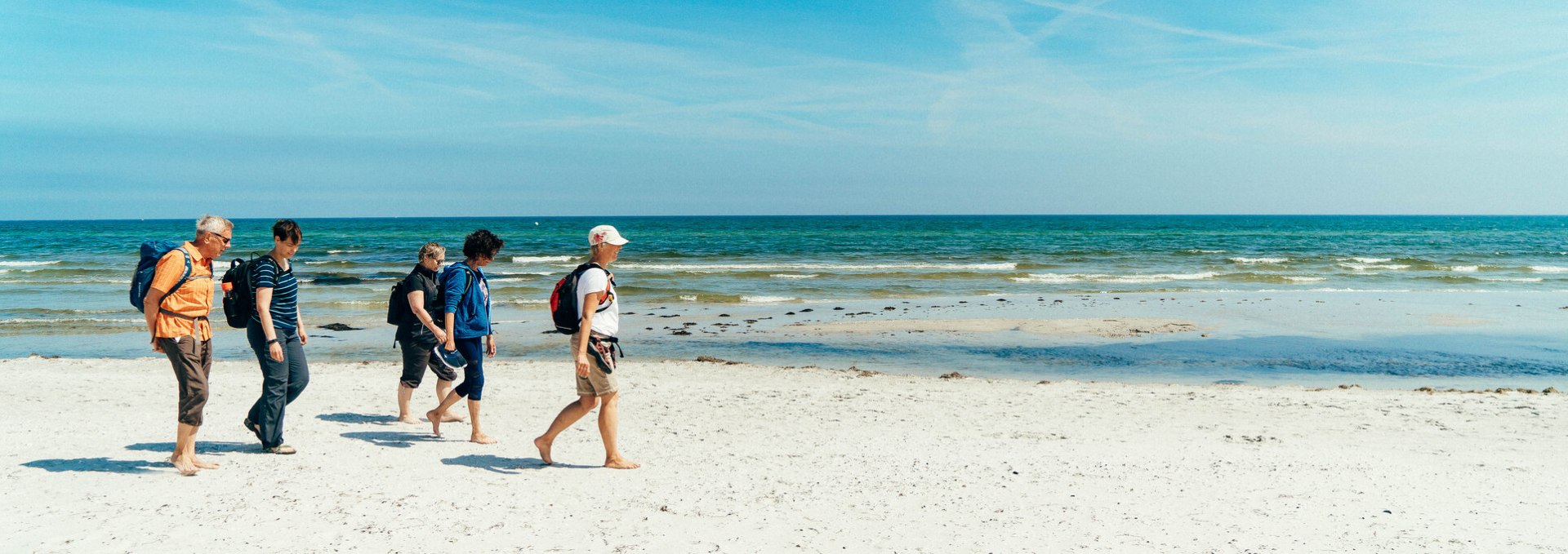 Hiker on Prerow Baltic Sea beach, © TMV/Petermann