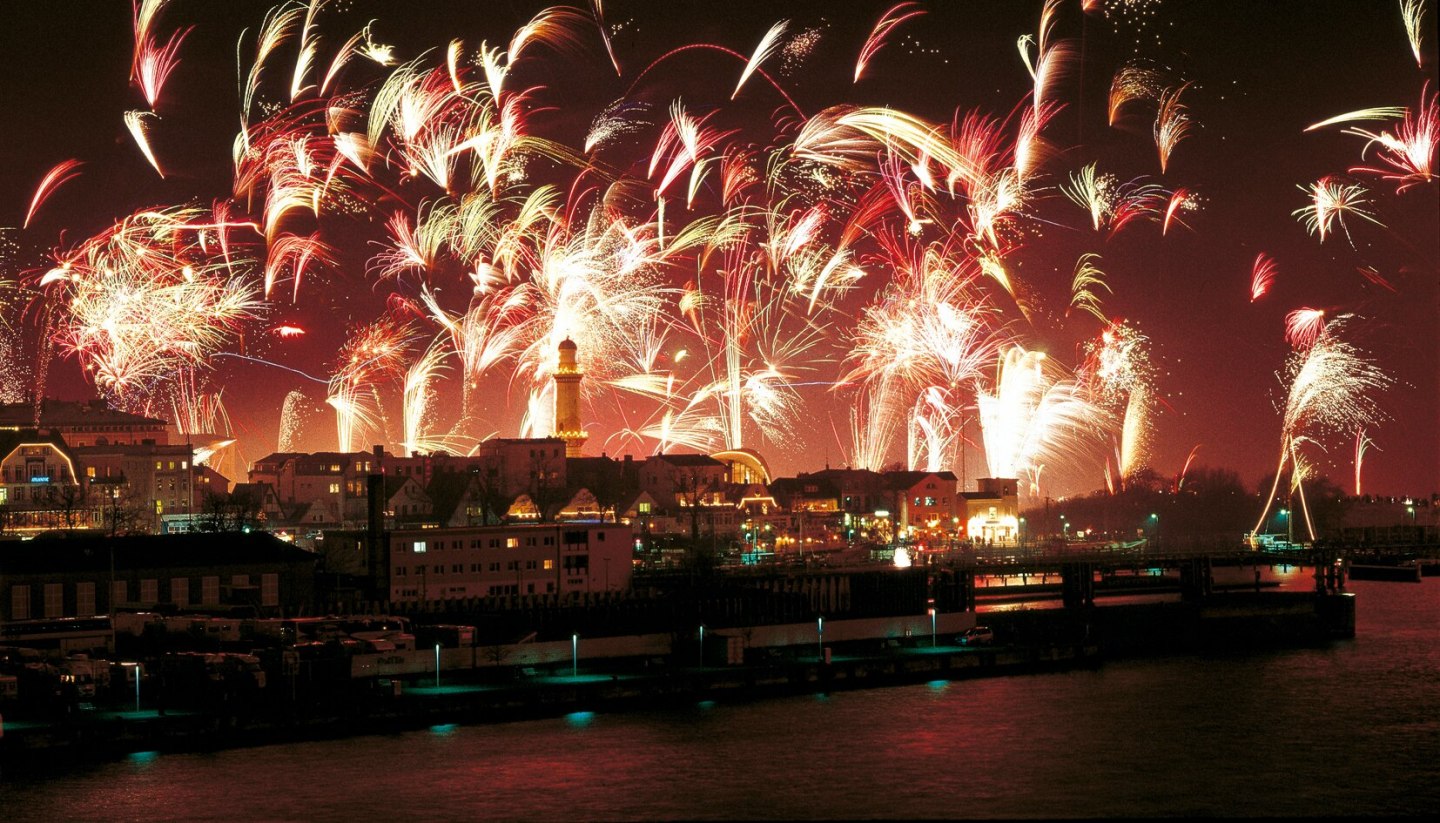 New Year's Eve fireworks over the seaside resort Warnemünde, © TMV/Neumann