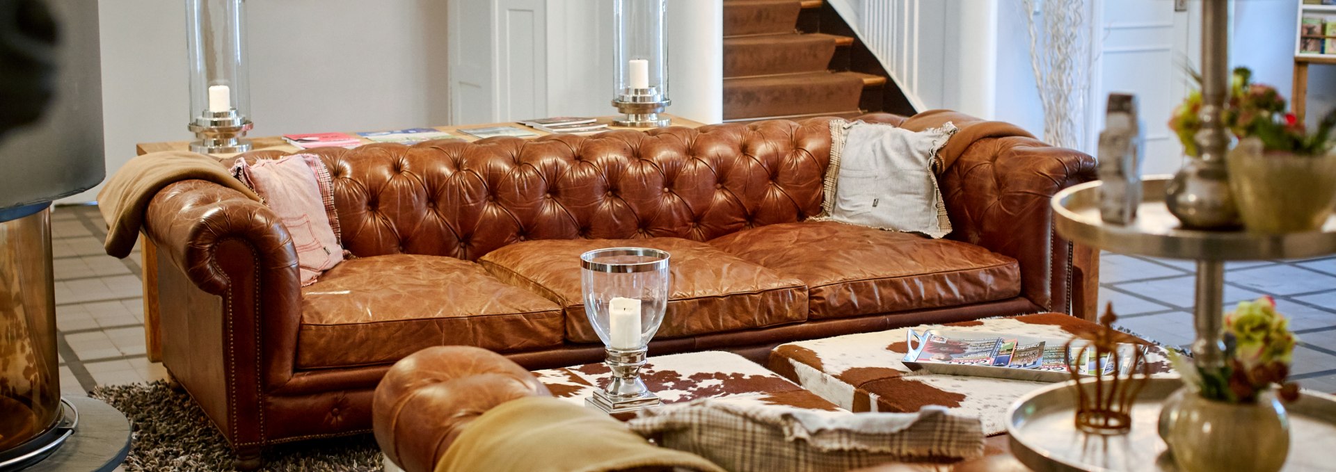 Inviting foyer with fireplace and cosy sofas at Gut Vorbeck, © Gut Vorbeck / Thomas Mandt