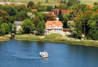 View of the Inselhotel directly at the Dobbertin Lake, © Inselhotel Dobbertin/Kapitän Müller