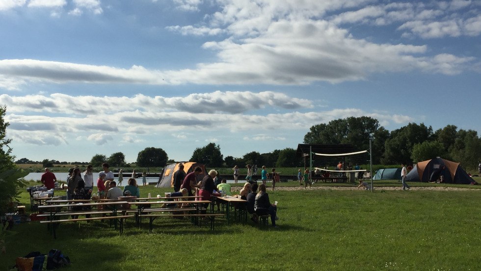 Relax and eat together by the lake, © Gemeinde Eixen