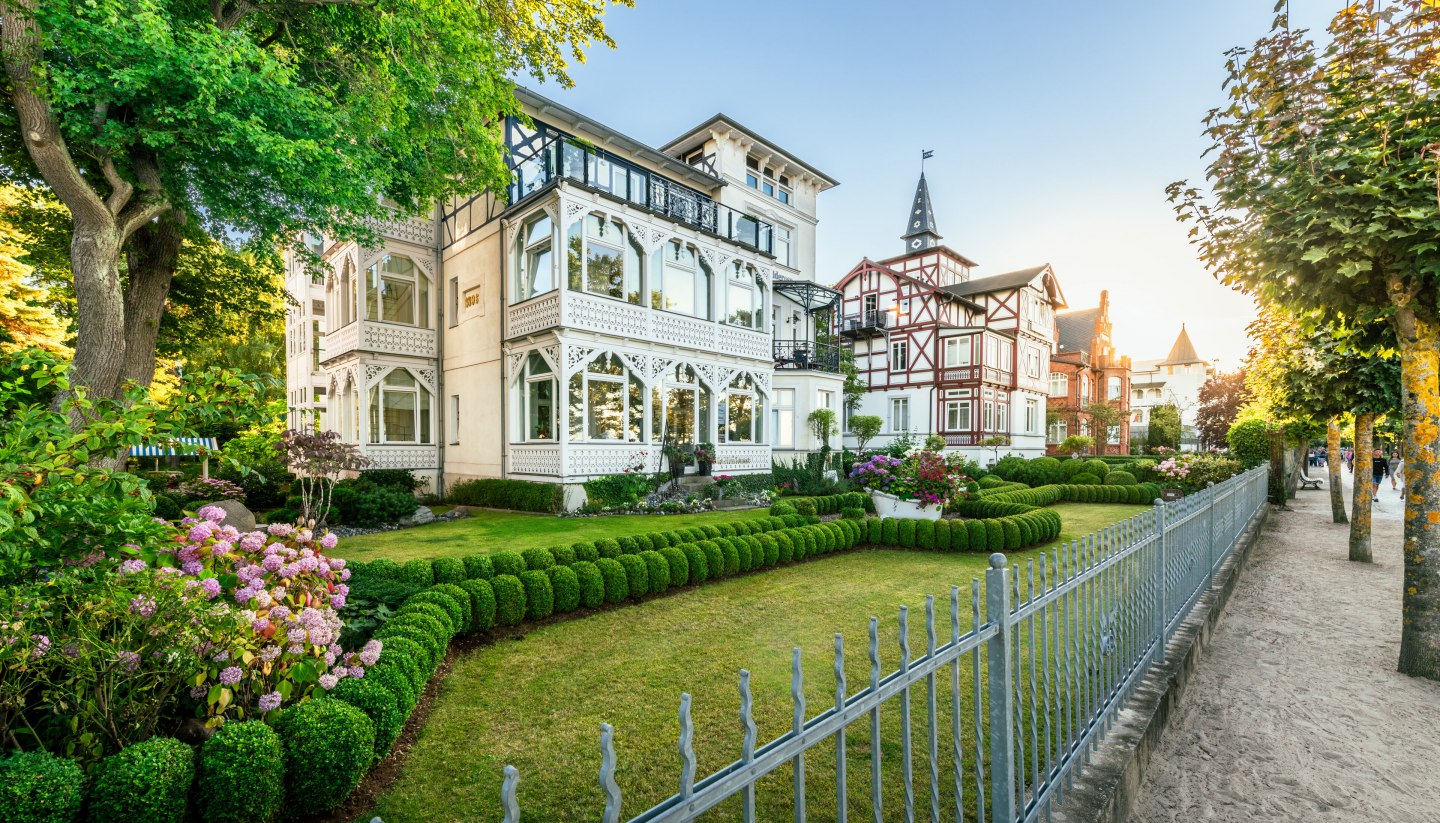 Directly on the beach promenade of the Baltic resort Binz you can find villas in the style of spa architecture to admire., © TMV/Tiemann