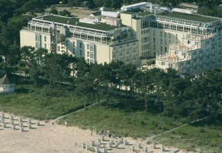 Directly on the kilometer-long sandy beach of Binz. Enjoy the sound of the sea and spend a vacation in the best location., © Rugard Strandhotel