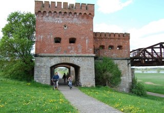 Today, a bicycle and hiking trail passes directly by the bridge., © Gabriele Skorupski