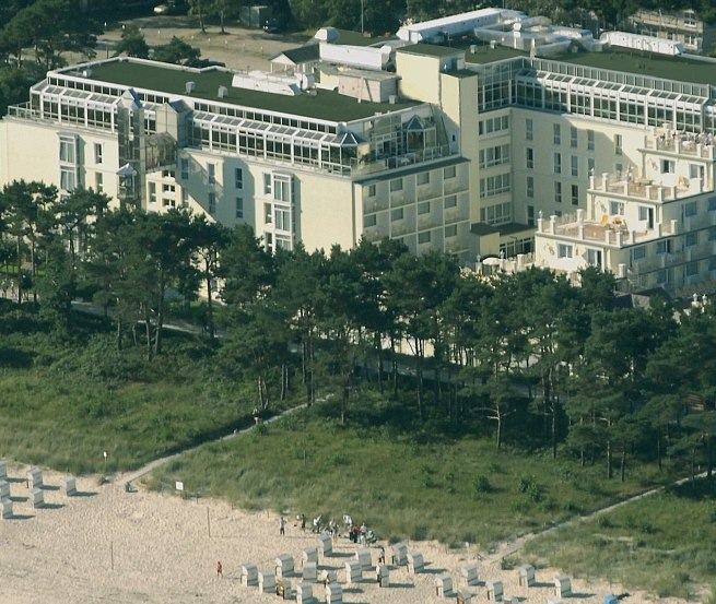 Directly on the kilometer-long sandy beach of Binz. Enjoy the sound of the sea and spend a vacation in the best location., © Rugard Strandhotel