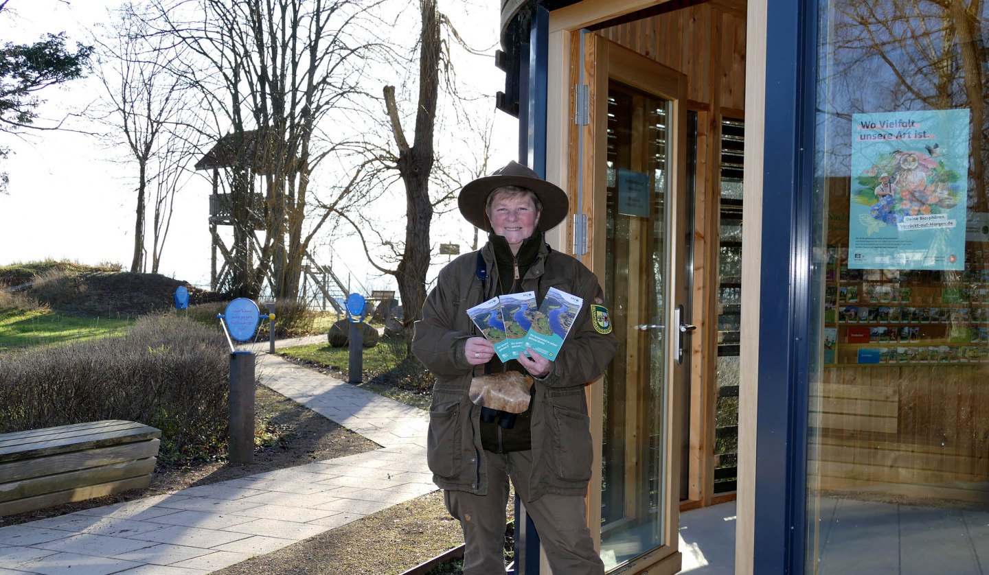 Ranger Renate Colell at the information pavilion in front of the Elwkieker observation tower., © Biosphärenreservatsamt Schaalsee-Elbe