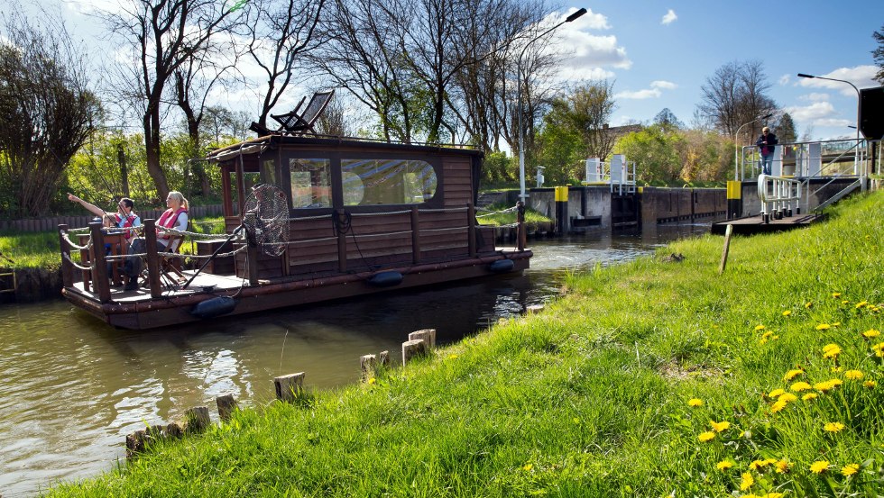 Through the lock continues the adventure trip by raft across the lakes in Mecklenburg-Vorpommern, © TMV/Läufer