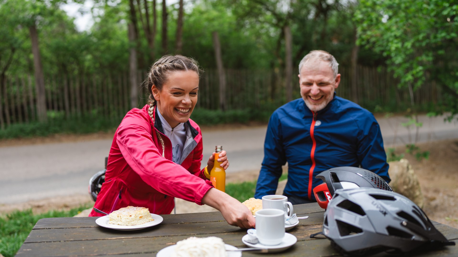 The three friends gather their strength for the next stage over coffee and cake.