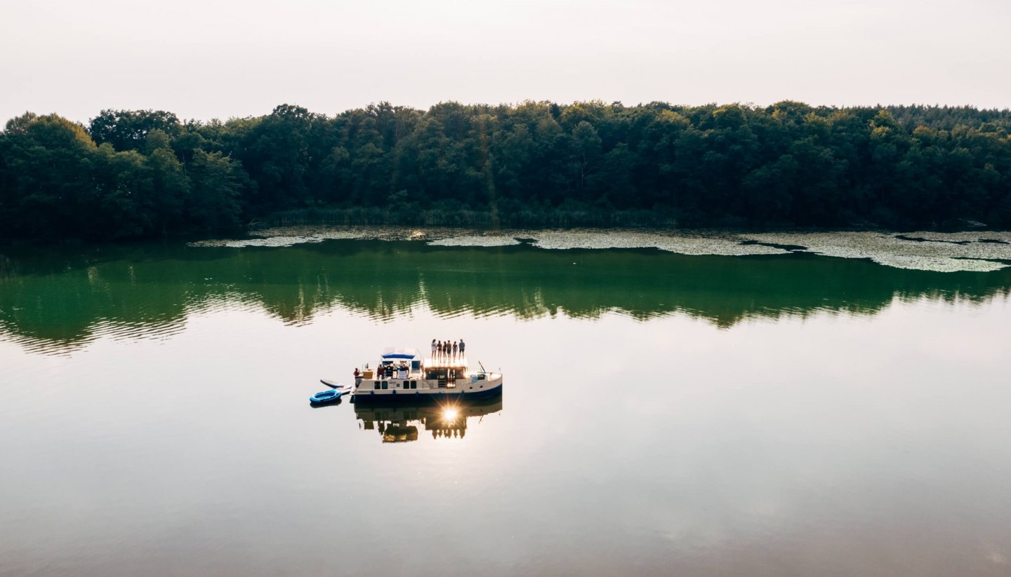 Happiness lies in the silence. A houseboat trip in the Mecklenburg Lake District is the most beautiful little escape from everyday life., © TMV/Gänsicke