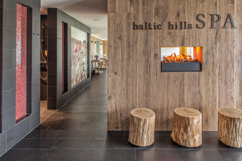 baltic hills SPA with 3 different saunas, massage and treatment rooms, large heated outdoor pool, relaxation room and sunbathing lawn with beach chairs, © Dorint GmbH