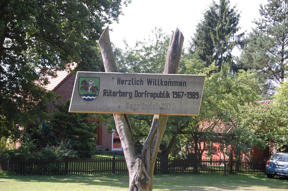 A sign welcomes visitors to the village republic of Rueterberg, © Gabriele Skorupski