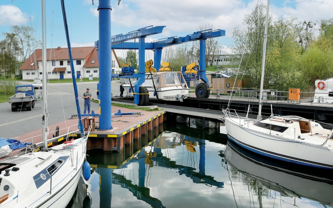 We crane everything: from trailer boat to passenger ship with 90 tons, © Harald Mertes