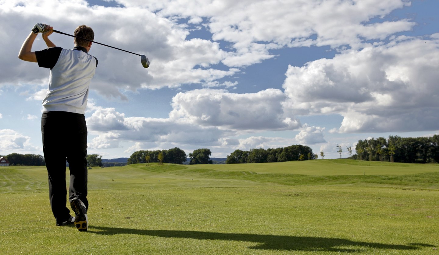 Golfer teeing off, © arcona Golfhotel Teschow GmbH / Henrike Schunck