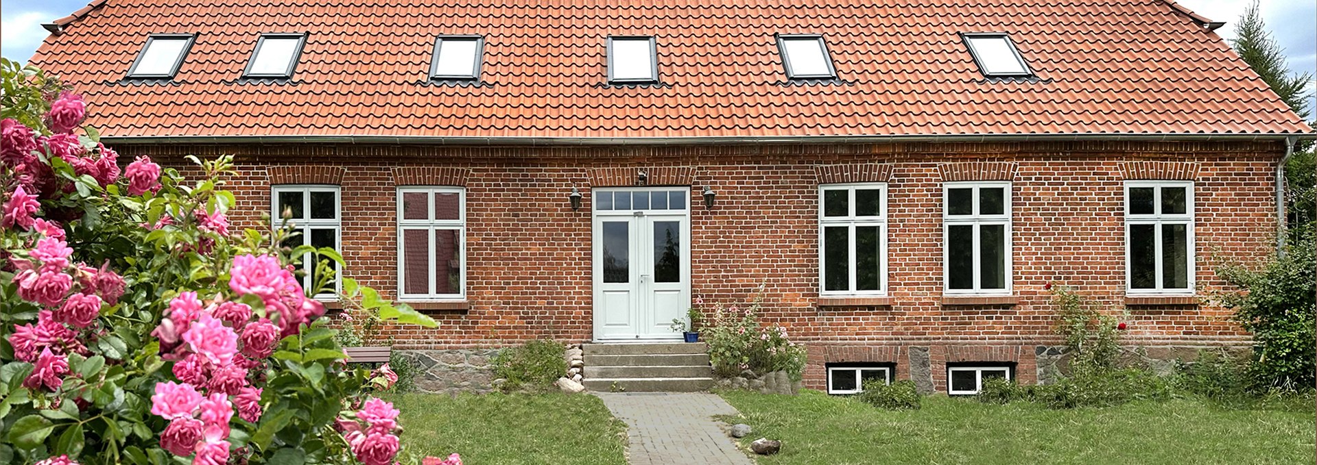 Das grundsanierte Wohnhaus mit drei Ferienwohnungen, 60-73 qm, ideal für bis zu 5 Personen., © Silke Juchter