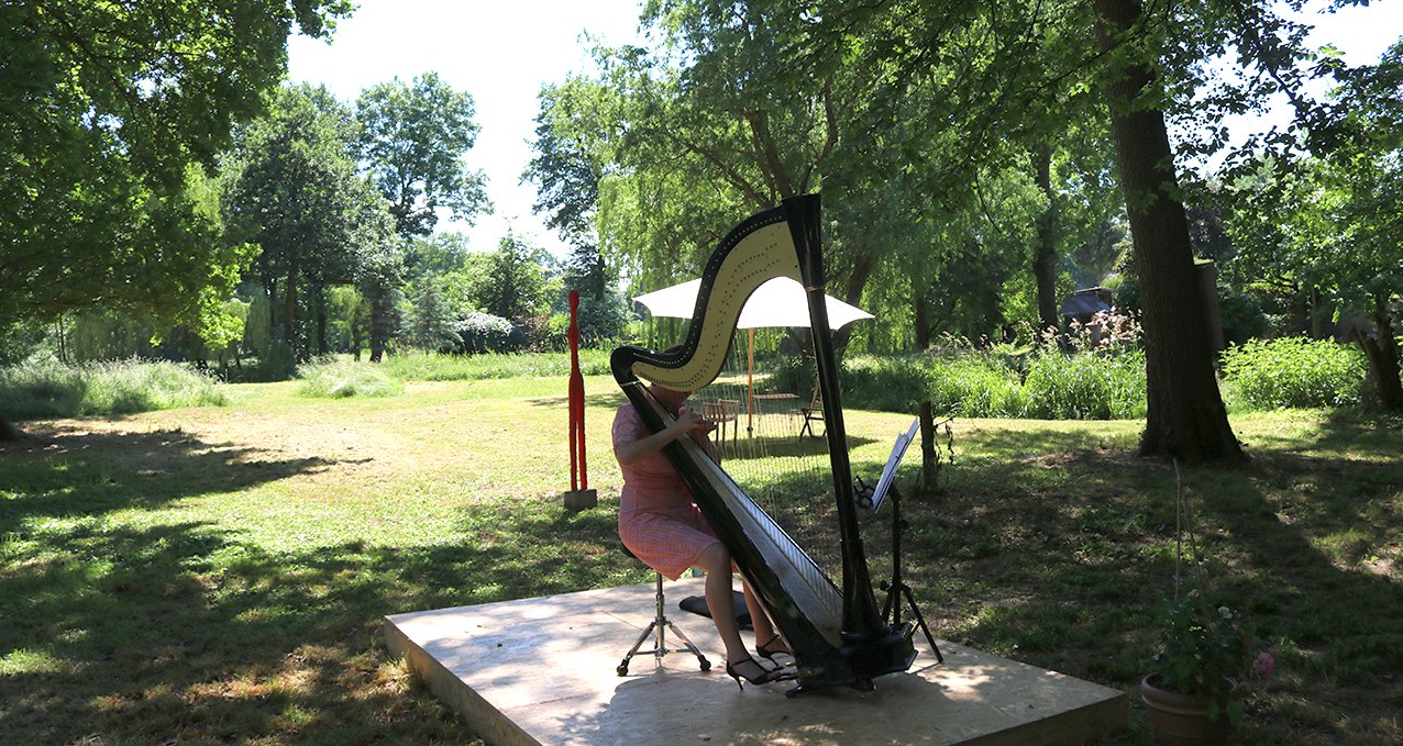 Harp sound in the park for the MittSommerRemise, © Herrenhaus Goldenbow
