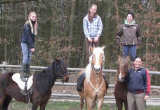 Learn the art of trick riding during Comanche Ranch horseback riding vacation, © Comanchen Ranch/ Karina Vandersee-Müller