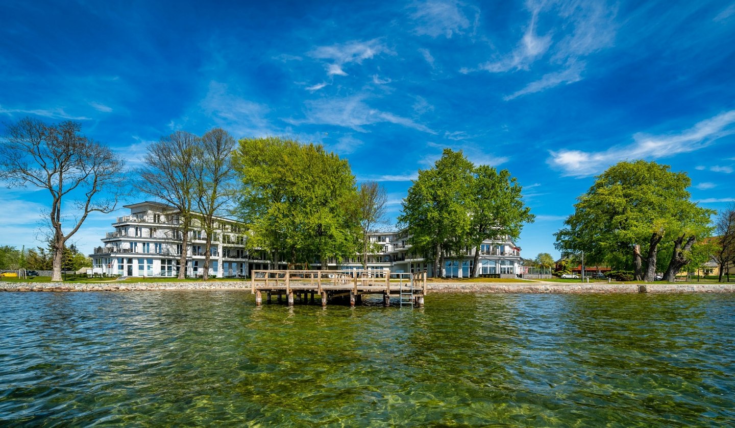 The Müritzpalais from the shore of Müritz, © Alexander Rudolph DOMUSimages