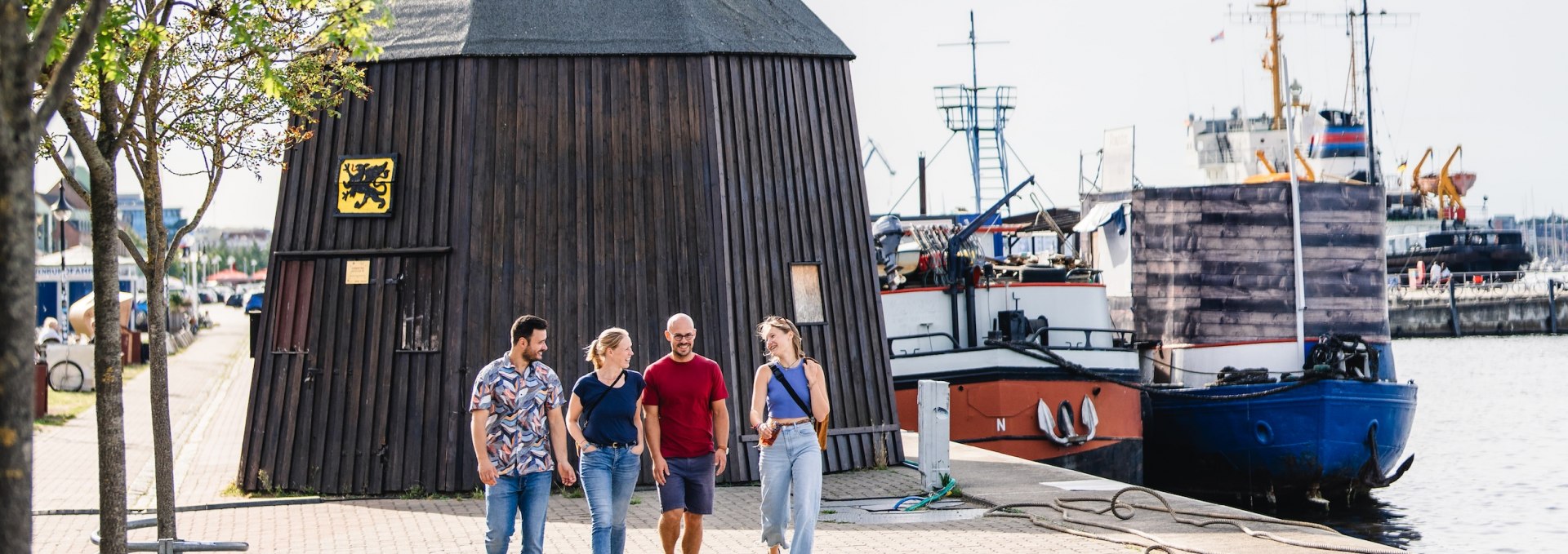 The quayside is adorned with old shipyard cranes. This one dates back to the early days of the Hanseatic League and was operated by a treadmill using pure muscle power! Today, modern restaurants line the harbor., © TMV/Gross