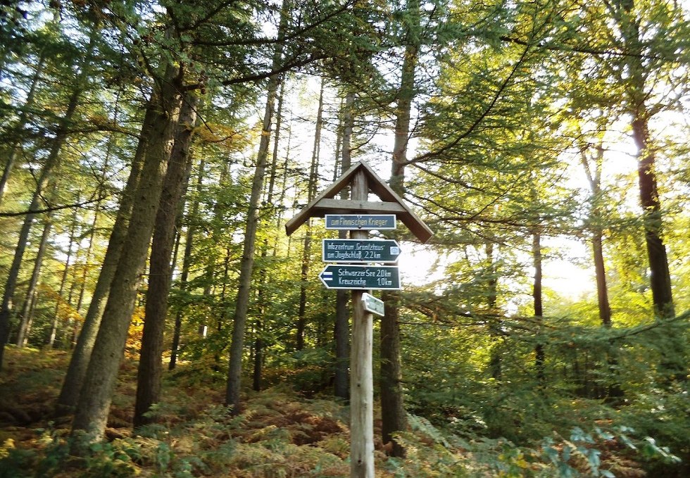 Signpost at the tomb of Finnish warrior, © Tourismuszentrale Rügen