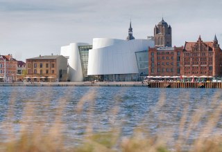 Exterior view of the OZEANEUM from the harbour side, © Foto: Anke Neumeister/Deutsches Meeresmuseum (Motiv aus der Ausstellung „Riesen der Meere“: Martin Harms/Deutsches Meeresmuseum