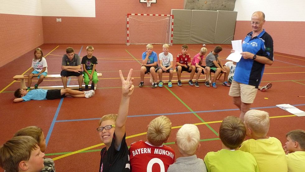 A sports camp training in the games and exercise hall with climbing wall, playing fields for volleyball, handball, basketball and badminton, 3 table tennis tables and slackline., © Jessenitzer Aus- und Weiterbildung e.V.