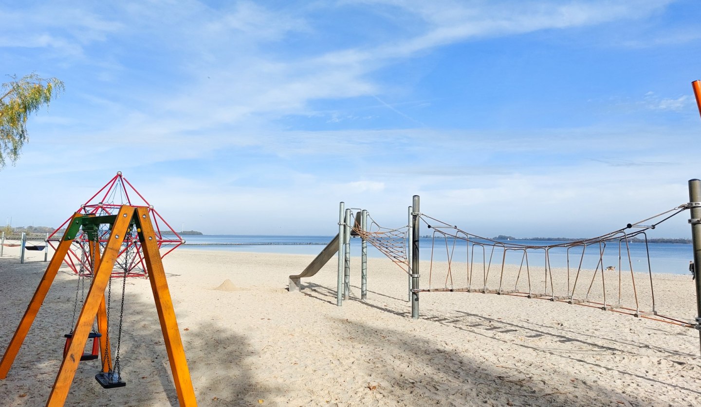 Children playground outdoor pool, © Tourismuszentrale Stralsund