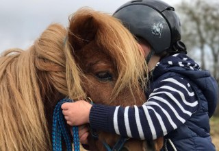 Even for the little ones can be found a pony to cuddle, © Reitanlage Rodenberg