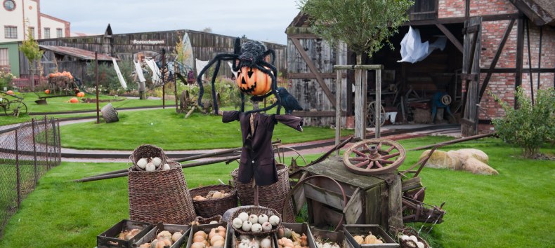 Spooky decorations also outside in the adventure village, © Karls Erlebnis-Dorf