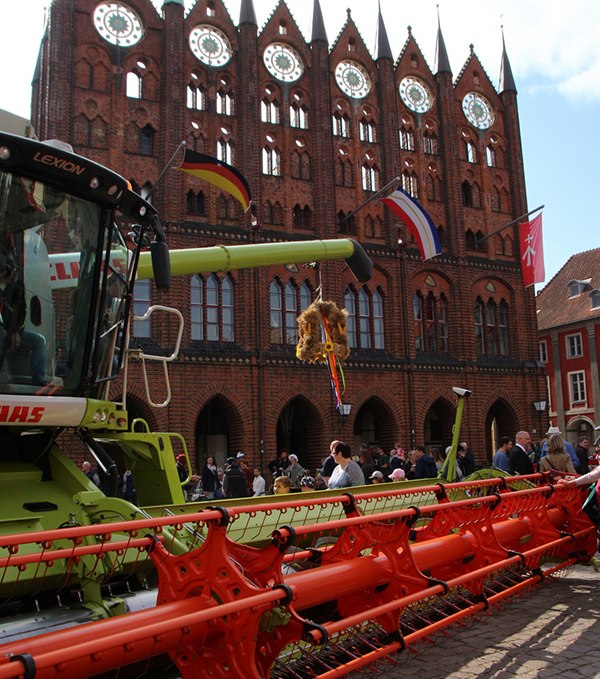 Combine harvester in front of Stralsund town hall, © Hansestadt Stralsund