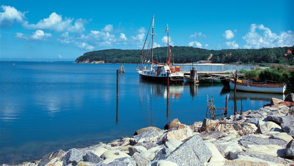 In the quiet bays of the Island of Rügen, like here on the Great Jasmund Bodden, fishermen and hikers like to meet for a leisurely chat., © TMV/Wanke