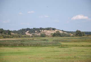 The shifting sand dunes are visible from far away., © Gabriele Skorupski